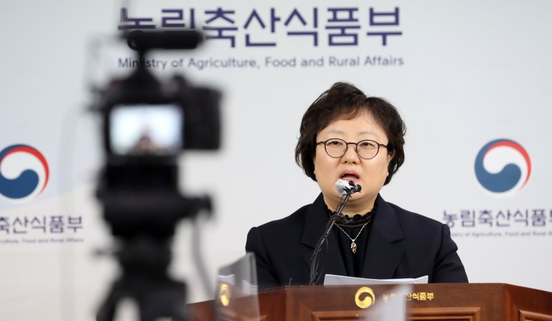 [세종=뉴시스] 강종민 기자 = 김정희 농림축산식품부 식량정책실장이 22일 세종시 정부세종청사에서 중장기 식량안보 강화방안을 발표하고 있다. 2022.12.22. ppkjm@newsis.com
