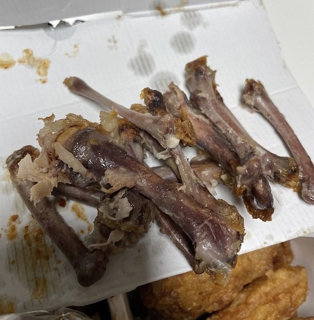 [서울=뉴시스]최근 한 온라인 커뮤니티 게시판에 올라온 교촌치킨 닭뼈 사진. (사진출처: 온라인 커뮤니티 캡쳐) 2022.12.21. /사진=뉴시스