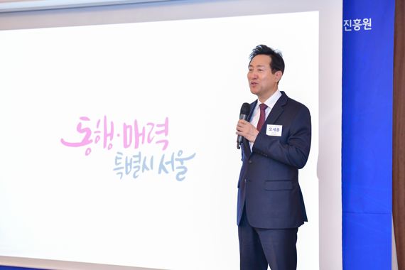 22일 오전 서울 소공동 롯데호텔에서 열린 '서울테크밋업2022'에서 오세훈 서울시장이 특별 강연을 하고 있다. 서울산업진흥원 제공