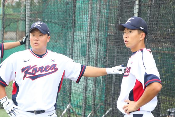 엇갈린 운명 김범석(왼쪽)과 김민석의 청소년대표팀 시절 모습.