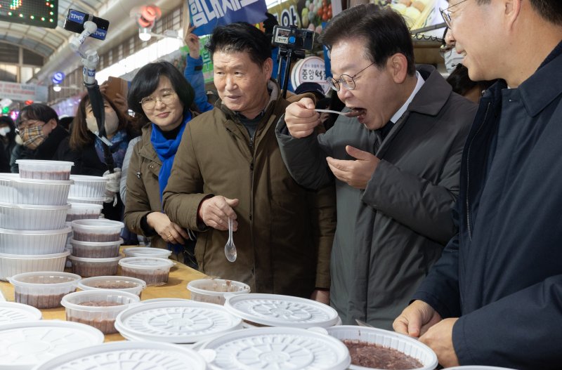 이재명 더불어민주당 대표가 22일 오전 경북 안동시 옥야동 안동중앙신시장을 찾아 팥죽을 먹고 있다. 뉴스1