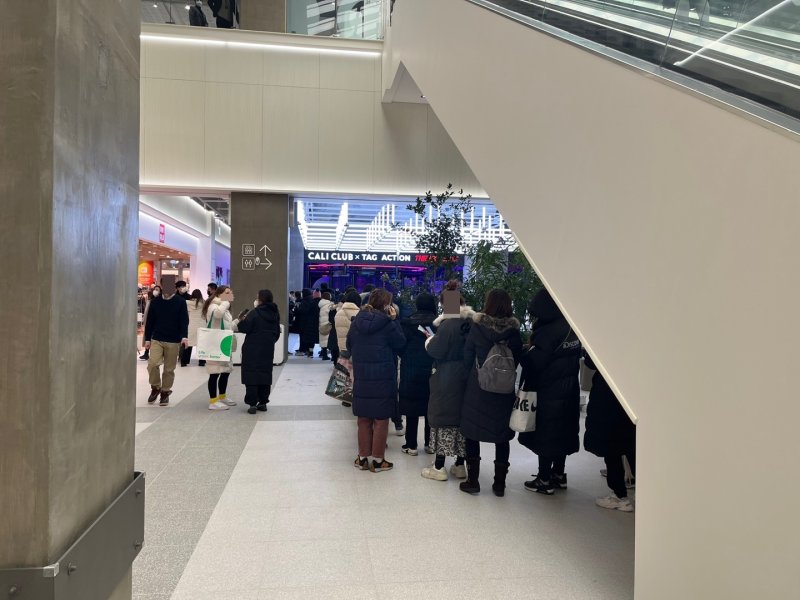 아이파크몰 고척점 오픈 당일 캘리클럽 할인 이용권을 구매하기 위해 수백명의 소비자들이 줄을 서 있다. ⓒ News1 신민경 기자