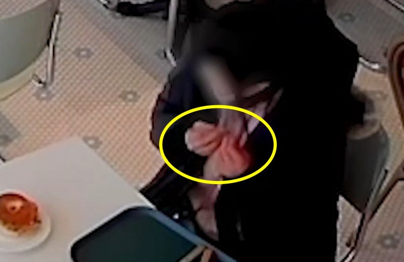 "환불해달라"…빵 들추고 머리카락 넣은 女손님 '빼박 CCTV'(MBC 갈무리) /출처 뉴스1