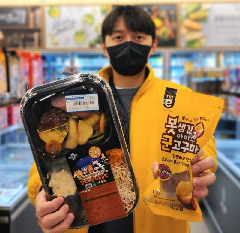 이마트24 매장에서 직원이 '마비노기' 게임 아이템을 증정하는 이마트24 이벤트 상품을 선보이고 있다. 맘스터치 신세계L&B 이마트24 제공