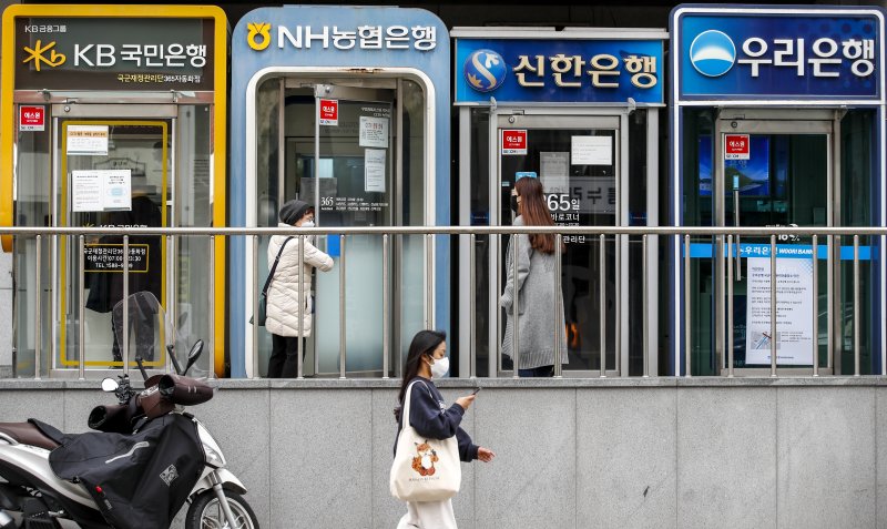 서울 시내 시중은행 현금자동입출금기(ATM) 모습. /뉴시스