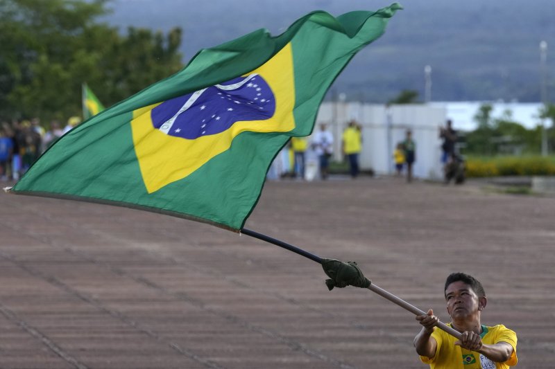 한 브라질 국민이 브라질 국기를 흔들고 있다.<div id='ad_body3' class='mbad_bottom' ></div> /사진=AP연합뉴스