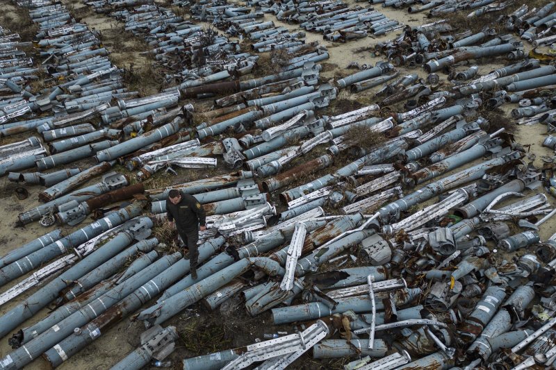 지난 22일(현지시간) 우크라이나 하르키우에서 우크라이나군 법무관이 하르키우를 공격하는 데 사용된 러시아군의 로켓 잔해들을 살피고 있다. /AP뉴시스