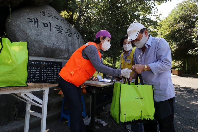 광주 남구 서동 분도와안나 개미꽃동산에서 자원봉사자들이 독거노인에게 도시락을 전달하고 있다. 2022.9.9/뉴스1 ⓒ News1 정다움 기자