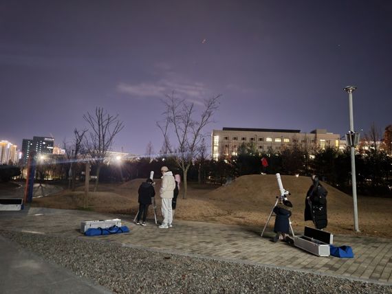 지난해 국립광주과학관에서 진행한 밤하늘 관측대장 프로그램 참가자들이 천체망원경 조작법을 배우고 있다. 광주과학관 제공