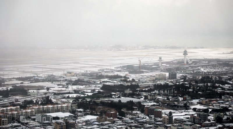 23일 오전 제주시 노형동 제주드림타워 복합리조트에서 바라본 제주국제공항 활주로에 눈보라가 치고 있다.2022.12.23/뉴스1 ⓒ News1 오미란 기자