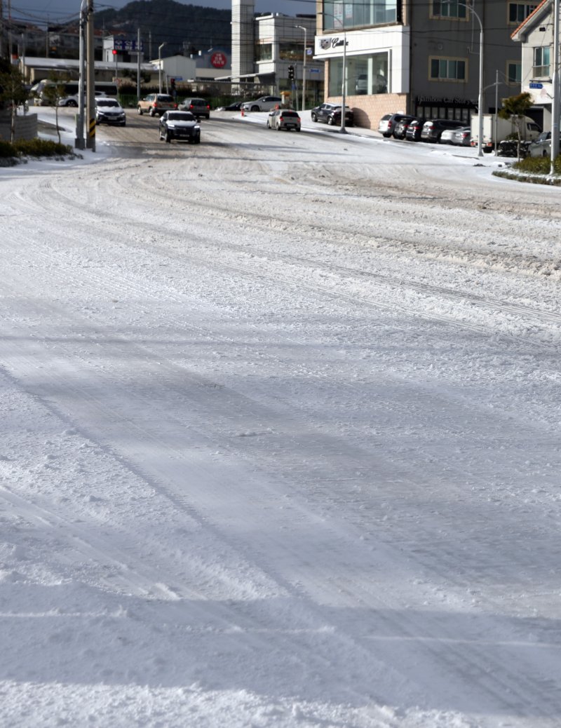 많은 눈이 내린 23일 오전 제주시 오라3동 인근 도로가 빙판길로 변해있다.2022.12.23/뉴스1 ⓒ News1 고동명 기자