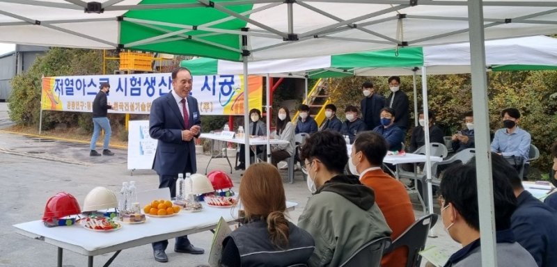 신현구 성광아스콘 대표가 저열 아스팔트 포장공법 시연회에서 기술 설명을 하고 있다. (회사제공) / 뉴스1