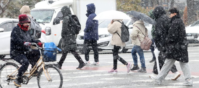 전북 전 지역에 대설특보가 발효된 22일 전북 전주시 백제대로에서 시민들이 눈을 맞으며 발걸음을 재촉하고 있다. 2022.12.22/뉴스1 ⓒ News1 유경석 기자