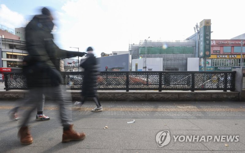 재단장 위해 철거된 이태원역 추모공간 재단장 위해 철거된 이태원역 추모공간 (서울=연합뉴스) 서대연 기자 = 22일 오후 시민들이 재단장을 위해 이태원 참사 추모공간이 잠시 철거된 서울 이태원역 1번 출구를 지나치고 있다. 10.29 이태원 참사 시민대책회의는 23일 유가족협의회, 이태원 관광특구 연합회와 추모공간 정비 방안을 협의할 예정이라고 이날 밝혔다. 2022.12.22 dwise@yna.co.kr (끝)