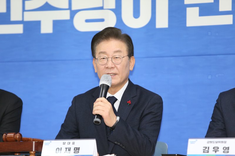 [춘천=뉴시스] 김경목 기자 = 이재명 더불어민주당 대표가 23일 오전 강원 춘천시 더불어민주당 강원도당에서 열린 제49차 강원 현장 최고위원회의에서 '성남FC 후원금 의혹' 사건과 관련해 검찰 소환장을 받은 데 대한 입장을 밝히고 있다. 2022.12.23. photo31@newsis.com