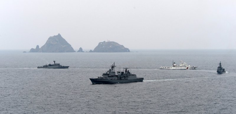 2014년 11월 2일 해군 함정이 독도 인근 해상에서 독도방어훈련을 실시하고 있다. 3200t급 구축함 양만춘함 등 함정 7척과 해양경비안전본부 경비함정 1척, 독도경비대 등이 훈련에 참가했다. 사진=해군 제공