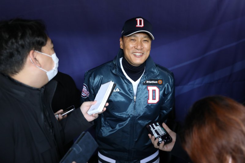 이승엽 두산베어스 감독이 20일 오전 서울 송파구 잠실야구장에서 최강몬스터즈와 두산베어스와의 이벤트 경기에 앞서 인터뷰하고 있다. 2022.11.20/뉴스1 ⓒ News1 이승배 기자
