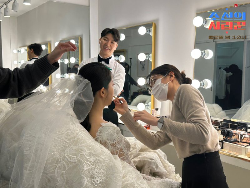 결혼식 올리는 박수홍, 신부 대기실 현장 포착... 23세 연하 김다예씨와...