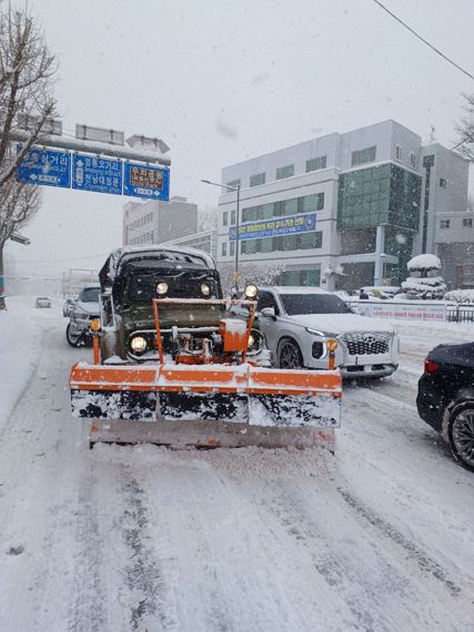 광주광역시에 지난 22일부터 이틀간 지역에 따라 최고 38.8㎝의 폭설이 내린 가운데 제설 작업을 위해 광주시의 가용 인력과 장비가 총동원된데 이어 민간단체와 군부대의 장비까지도 투입되고 있다. 사진=광주광역시 제공