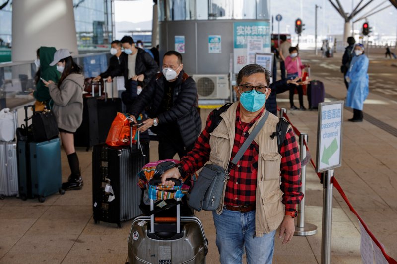 지난 23일 홍콩-주하이-마카오를 연결하는 강주아오 대교 홍콩 검문소에 여행객들이 걸어가고 있다. 이날부터 마카오는 입국자들에 대한 의무 코로나19 검사를 중단하기 시작했다.로이터뉴스1