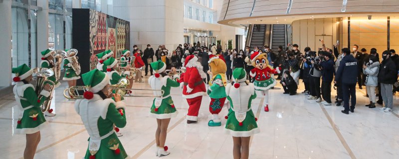 롯데월드타워, 크리스마스 마칭 밴드 공연 개최 [뉴시스Pic] - 파이낸셜뉴스