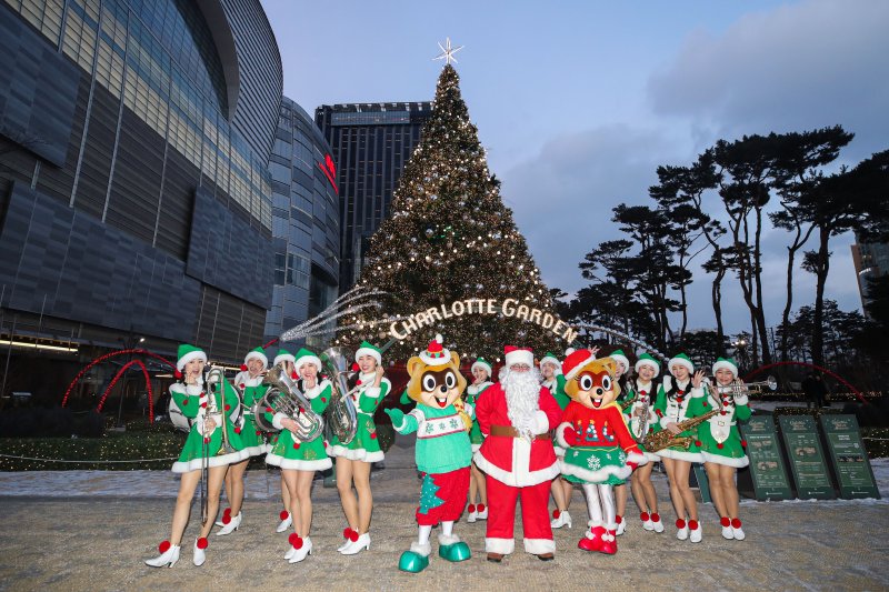 롯데월드타워, 크리스마스 마칭 밴드 공연 개최 [뉴시스Pic] - 파이낸셜뉴스