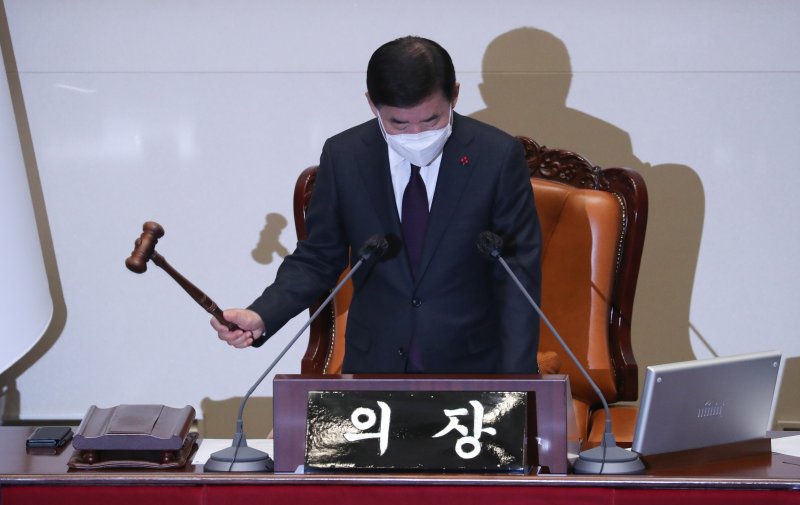 김진표 국회의장이 23일 서울 여의도 국회에서 열린 본회의에서 의사봉을 두드리며 개의를 선언하고 있다. /사진=뉴스1