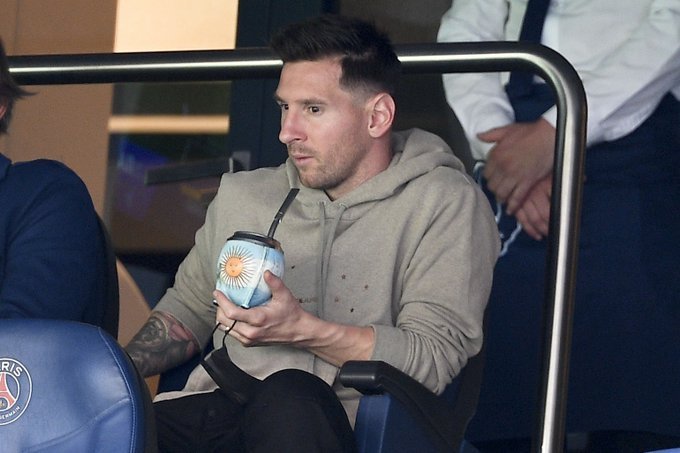 메시가 마테나무 잎을 우려 마시는 아르헨티나 등 남미 지역 전통차 마테를 즐기는 모습은 그가 오랜 유럽 생활에서도 고국의 정체성을 잃지 않으려는 노력 중 하나였다. 사진 출처는 프랑스 리그1 트위터 게시물.