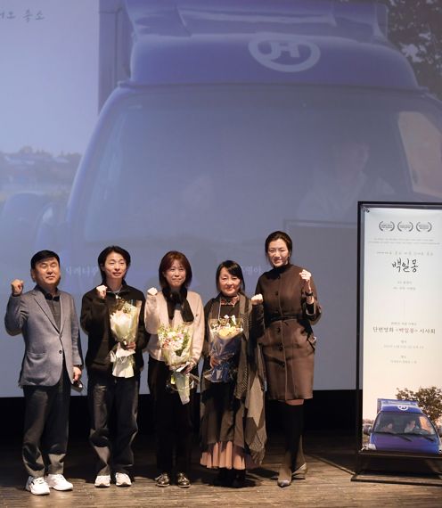 조현민 한진 미래성장전략 및 마케팅 총괄 사장(오른쪽 첫번째)이 23일 오후 서울 종로구 씨네큐브 광화문에서 열린 로지테인먼트 단편영화 '백일몽' 공개행사에서 제작 및 출연진과 기념촬영을 하고 있다. 오른쪽부터 조현민 사장, 배우 차희, 홍영아 감독, 배우 이태영, 노삼석 한진 대표이사 사장. 사진=한진 제공