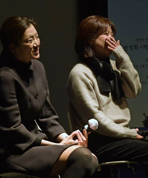 조현민 한진 미래성장전략 및 마케팅 총괄 사장(왼쪽)과 홍영아 감독이 23일 오후 서울 종로구 씨네큐브 광화문에서 열린 로지테인먼트 단편영화 '백일몽' 공개행사에서 기자들의 질문에 답하고 있다. 사진=한진 제공