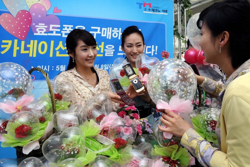 [서울=뉴시스] 지난 2008년 서울 강변테크노마트에서 고객들이 부모님께 선물할 효도폰을 구매하고 있다. mania@newsis.com 2008.05.07.