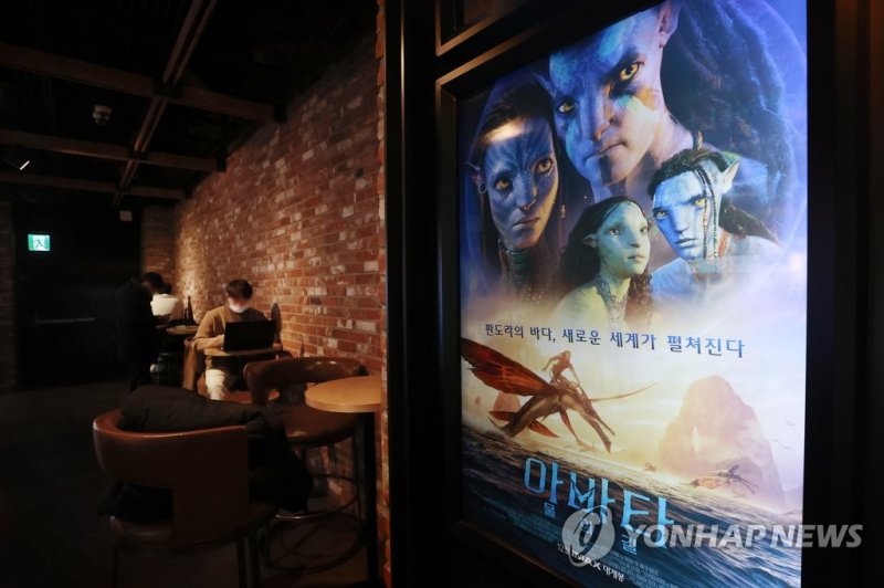 기다리던 화제작 '아바타: 물의 길' 개봉 기다리던 화제작 '아바타: 물의 길' 개봉 (서울=연합뉴스) 진연수 기자 = 2009년 글로벌 흥행 돌풍을 일으켰던 영화 '아바타'의 후속작인 '아바타: 물의 길'(아바타2)가 개봉한 14일 서울 시내 한 영화관에 '아바타: 물의 길' 포스터가 걸려있다. 2022.12.14 jin90@yna.co.kr (끝)