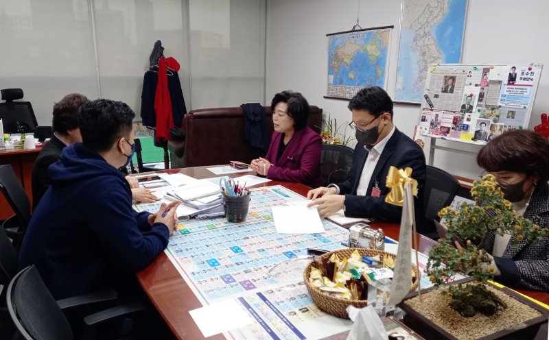 신계용 시장(사진 오른쪽 좌측)국회 예산결산위원회 방문 현장.