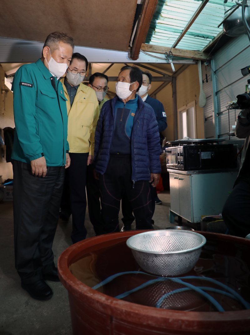 이상민 행정안전부 장관이 지난 11월23일 남부지방의 가뭄으로 제한 급수가 시행되고 있는 전남 완도군 금일도를 방문해 마을 주민을 위로하고 있다. 2022.11.23/뉴스1 ⓒ News1 이수민 기자