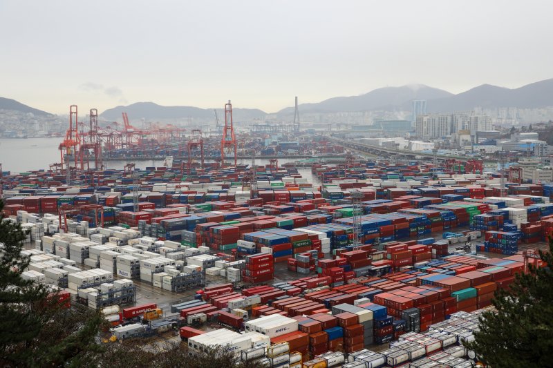 부산 남구 부산항 용당부두에서 컨테이너 하역작업이 진행되고 있다. 2022.12.21/뉴스1 ⓒ News1 김영훈 기자