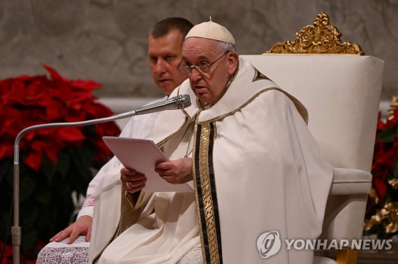 성탄 전야 미사 강론하는 프란치스코 교황 Pope Francis addresses the faithfuls during the Christmas Eve mass at The St Peter's Basilica in the Vatican on December 24, 2022. (Photo by Andreas SOLARO / AFP)