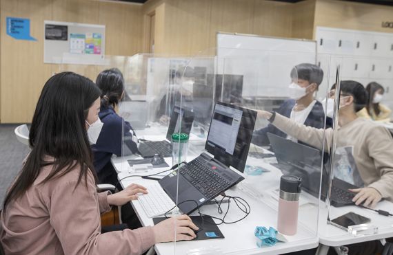 삼성청년SW아카데미 7기 교육생들이 지난 10월 서울 강남구 서울캠퍼스에서 프로젝트 수업을 진행하고 있다. 삼성전자 제공