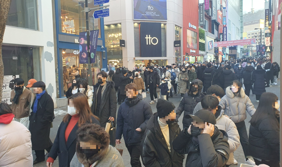24일 오후 5시께 서울 중구 명동8가길에 사람들이 몰리고 있다. 이날 지자체의 인파관리 대책에 따라 명동 노점상이 휴업했다. / 사진=노유정 기자