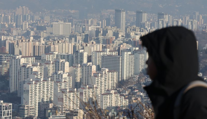 이번주 전국 6개 단지에서 총 6535가구가 분양을 시작하는 가운데 광명시에서 분양되는 재개발, 재건축 등 2개 단지 분양 결과에 관심이 집중되고 있다. 사진은 서울 남산에서 바라본 아파트 단지 전경.