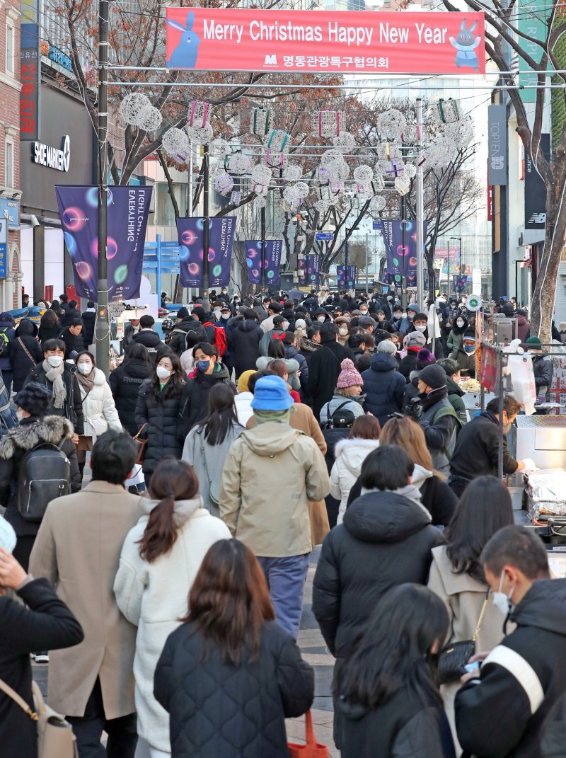 성탄절인 25일 서울 중구 명동 거리가 시민들과 관광객들로 붐비고 있다. 사진=박범준 기자