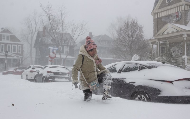 미국 뉴욕주 버팔로에서 24일(현지시간) 지역 주민이 눈덮인 거리를 힘겹게 지나고 있다. EPA연합뉴스