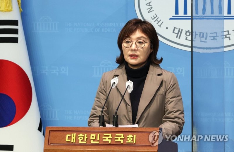 이재명 대표 관련 논평 발표하는 국민의힘 양금희 수석대변인 이재명 대표 관련 논평 발표하는 국민의힘 양금희 수석대변인 (서울=연합뉴스) 하사헌 기자 = 국민의힘 양금희 수석대변인이 25일 오후 서울 여의도 국회 소통관에서 더불어민주당 이재명 대표 관련 논평을 발표하고 있다. 2022.12.25 toadboy@yna.co.kr (끝)