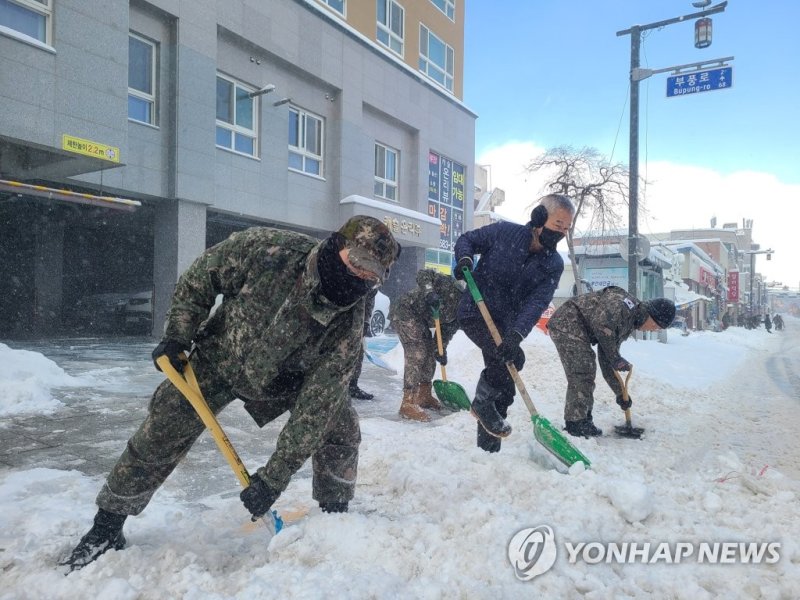 든든한 장병들 든든한 장병들 (부안=연합뉴스) 24일 전북 부안군에서 육군 35사단 장병들이 주민과 함께 제설 작업을 하고 있다. 2022.12.24 [육군 35사단 제공. 재판매 및 DB금지] jaya@yna.co.kr (끝)