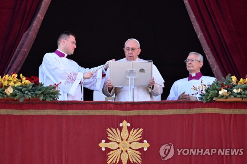 성탄절 메시지 전달하는 프란치스코 교황 Pope Francis delivers his Christmas Urbi et Orbi blessing in St. Peter's Square at The Vatican on December 25, 2022. (Photo by Andreas SOLARO / AFP)