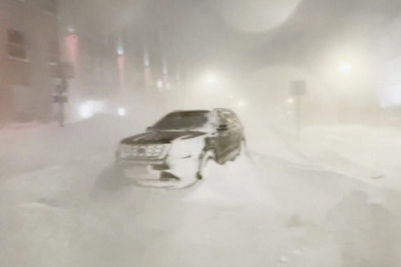 25일(현지시간) 미국 뉴욕주 버팔로 시내에서 눈보라 속에 차량이 갇혀 있다.AP뉴시스