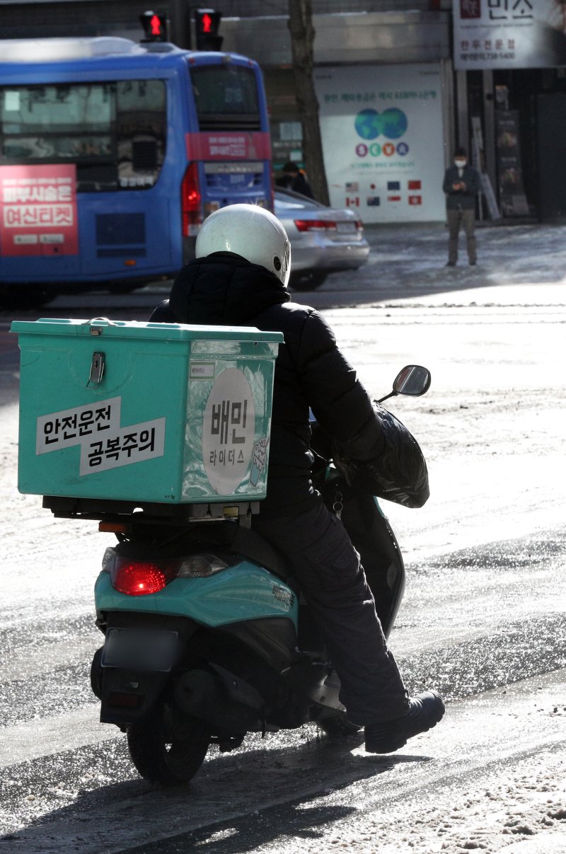 서울 종로구청 앞에서 배달 노동자가 도로를 주행하고 있다.2021.1.7/뉴스1 ⓒ News1 황기선 기자