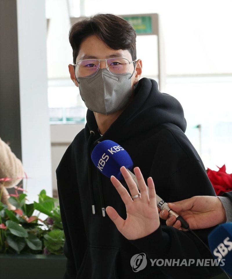 출국하는 이강인 출국하는 이강인 (영종도=연합뉴스) 김인철 기자 = 축구 국가대표팀 이강인이 13일 오전 인천국제공항 제1터미널에서 소속팀인 레알 마요르카로 복귀하기 위해 출국하고 있다. 2022.12.13 yatoya@yna.co.kr (끝)