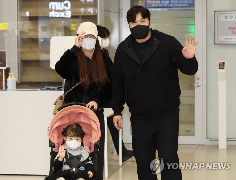 류현진 귀국 류현진 귀국 (영종도=연합뉴스) 신준희 기자 = '코리안 몬스터' 류현진이 22일 오후 가족들과 함께 영종도 인천국제공항을 통해 귀국하고 있다. 2022.11.22 hama@yna.co.kr (끝)