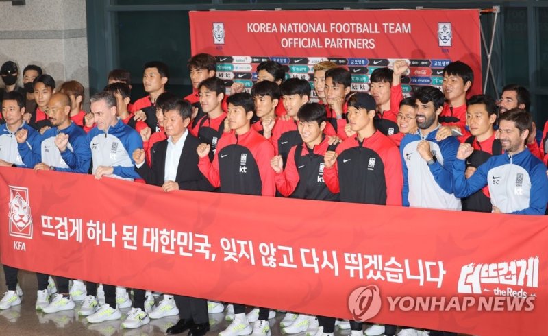 밝은 표정의 손흥민-이강인 밝은 표정의 손흥민-이강인 (영종도=연합뉴스) 박동주 기자 = 12년 만의 월드컵 16강 진출을 이룬 한국 축구대표팀이 7일 오후 인천국제공항을 통해 귀국, 기념 촬영하고 있다. 2022.12.7 pdj6635@yna.co.kr (끝)