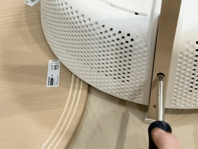 이케아 보조테이블 겸 공기청정기 '스타르크빈드'를 조립하고 있다. ⓒ News1 이민주 기자